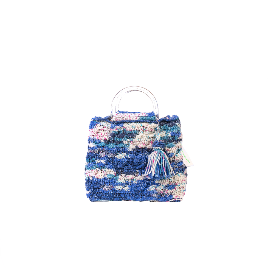 Come fosse di porcellana, questa light bag è un pezzo cardine della collezione. Preziosa e di estrema delicatezza è composta da una trama intensa dalle diverse tonalità di azzurro e blu. I manici plexiglass permettono di indossarla come borsa a mano; La sua tracolla rimovibile, invece, permette di portare la borsa a spalla. Di manifattura artigianale, prodotta in Italia.